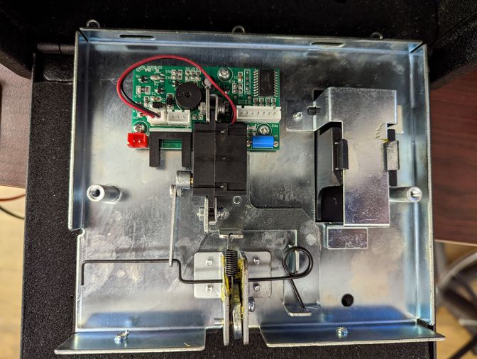 The battery pack plugs into the 3-pin header. The 7-pin header goes to the keypad. Image: The SnapSafe latching mechanism.